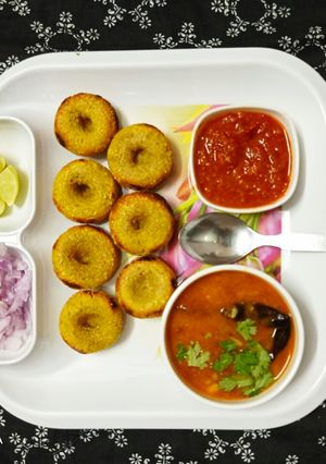 દાલ બાટી (Dal Bati Recipe In Gujarati) રેસીપી મુખ્ય ફોટો