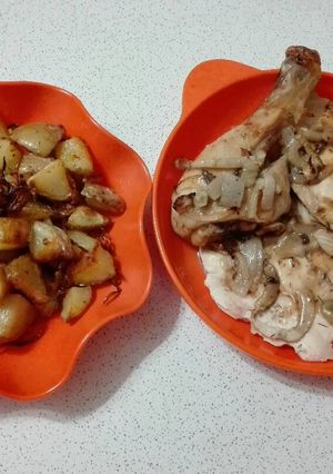 Una foto de Pollo con mostaza e hinojo y papas al curry