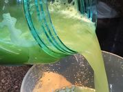 Una foto de agua de pepino