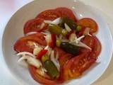 Ensalada de tomate y cebolleta fresca