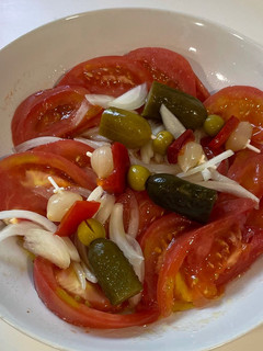 Una foto de Ensalada de tomate y cebolleta fresca
