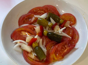 Foto principal de Ensalada de tomate y cebolleta fresca