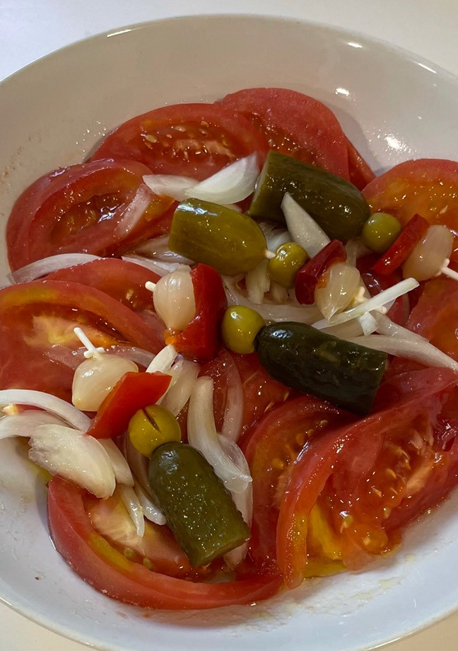 Una foto de Ensalada de tomate y cebolleta fresca