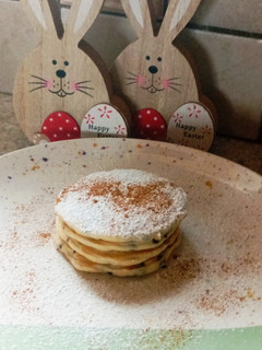 Φωτογραφία της συνταγής Πάνκεϊκς(Pancakes) σπιτικά με μαύρες σταφίδες και τρούφα σοκολάτας χωρίς αυγά και βούτυρο