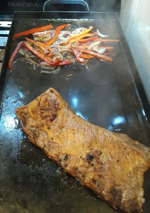 Una foto de Cerdo glaseado y a la cerveza con guarnición