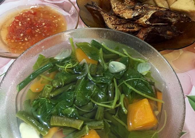 Langkah Mudah untuk Menyiapkan Sayur Bening (makan siang) yang Enak Banget