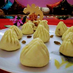 A picture of Chenna modaks.