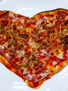 Una foto de Pizza corazón 🥰