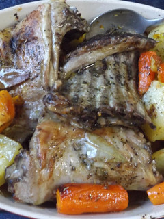 Una foto de Asado de cordero al horno con patatas, zanahorias y batatas