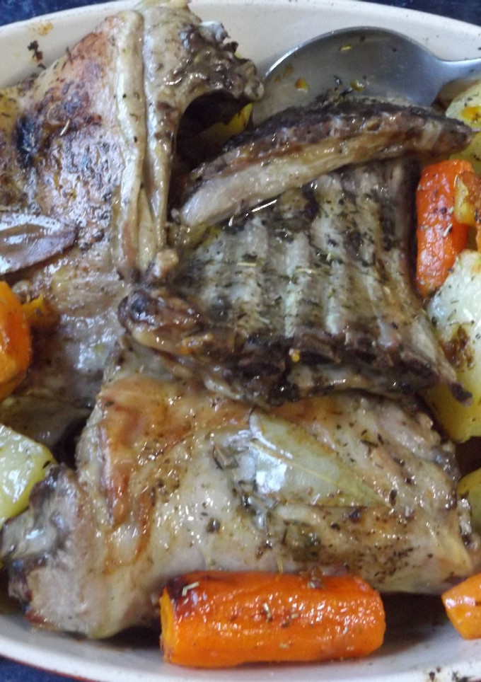 Una foto de Asado de cordero al horno con patatas, zanahorias y batatas