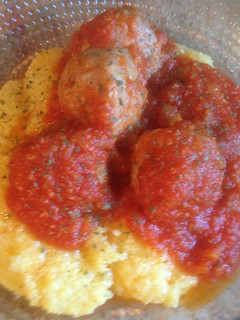 Una foto de Polenta con albóndigas al ras-el-hanout