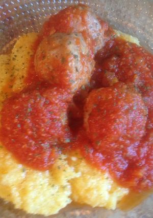 Foto principal de Polenta con albóndigas al ras-el-hanout