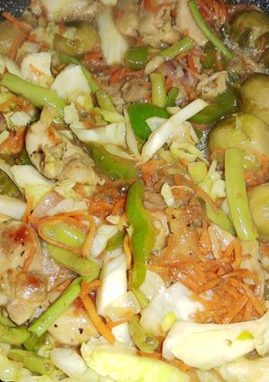 Una foto de Muslo de pollo deshuesado con vegetales