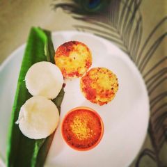 A picture of Podi idli.