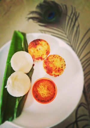 A picture of Podi idli.
