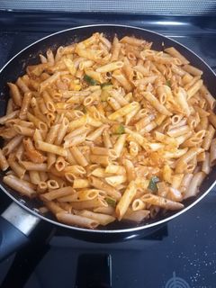 Una foto de Macarrones integrales con atún y calabacín