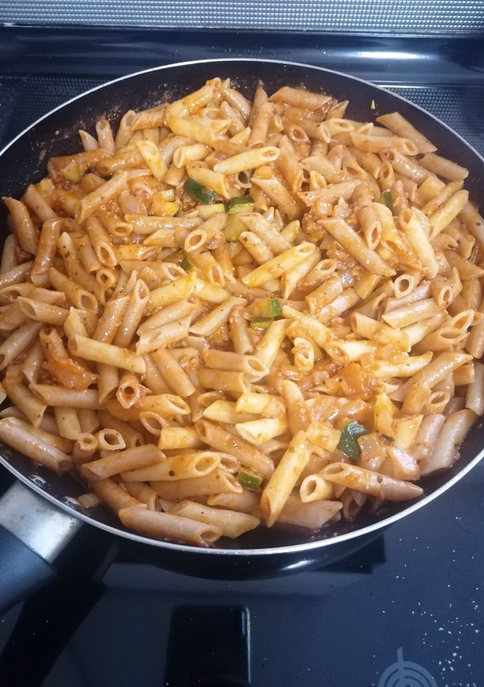 Una foto de Macarrones integrales con atún y calabacín
