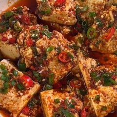 A picture of Chili Oil Tofu（油泼豆腐).