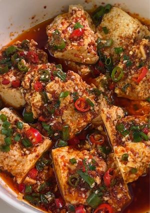 A picture of Chili Oil Tofu（油泼豆腐).