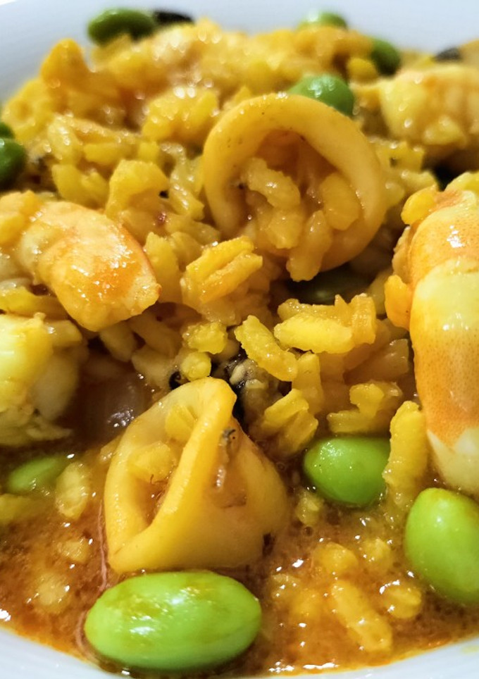 Una foto de Arroz meloso con calamar, langostino y edamame