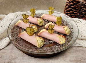Una foto de 🍢🍸Canapé de lomito ahumado relleno de pepinillo, huevo y mostaza 🍢🍸