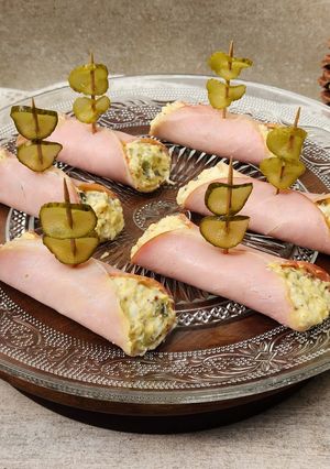Una foto de 🍢🍸Canapé de lomito ahumado relleno de pepinillo, huevo y mostaza 🍢🍸