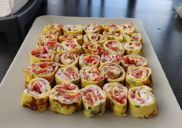 Involtini di omelette con menta e pomodori