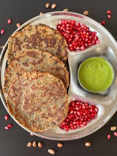 सिंघाड़े और राजगिरा के आटे के पराठे (singhare aur rajgira ke atte ke parathe recipe in Hindi) रेसिपी मुख्य फोटो