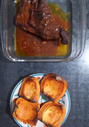 Una foto de Vacío al horno acompañado con calabaza al horno