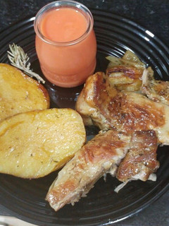 Una foto de Pierna de cordero al horno y gazpacho de sandía