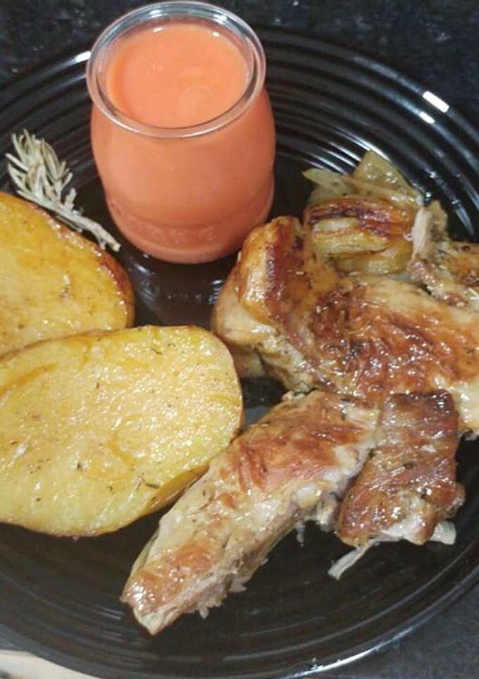 Una foto de Pierna de cordero al horno y gazpacho de sandía