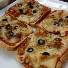 A picture of Bread slices pizza.