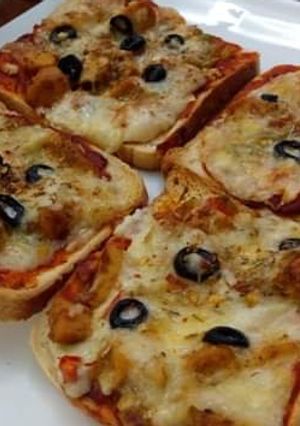 A picture of Bread slices pizza.