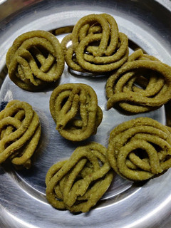 கறிவேப்பிலை முறுக்கு - சத்தான குழந்தைகளுக்கான முறுக்கு (Karuveppilai murukku recipe in tamil) செய்முறை முக்கிய புகைப்படம்
