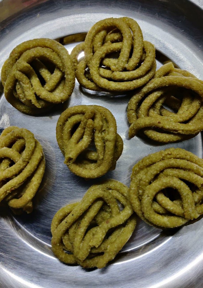 கறிவேப்பிலை முறுக்கு - சத்தான குழந்தைகளுக்கான முறுக்கு (Karuveppilai murukku recipe in tamil) செய்முறை முக்கிய புகைப்படம்