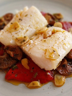 Una foto de Bacalao confitado con pimientos del piquillo