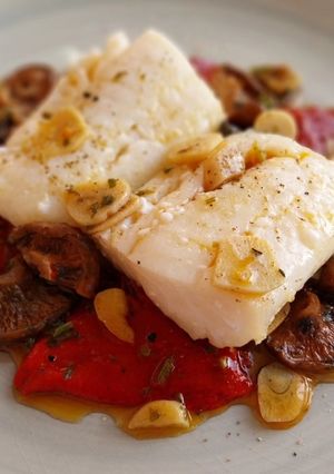 Una foto de Bacalao confitado con pimientos del piquillo