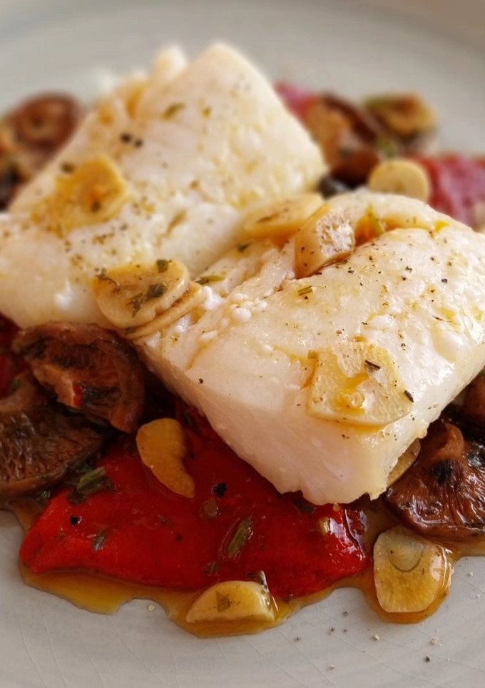 Una foto de Bacalao confitado con pimientos del piquillo
