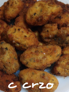 Una foto de Croquetas de setas de pie azul