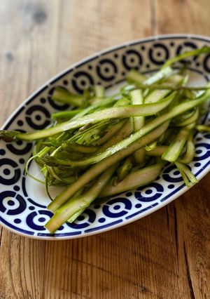 A picture of 🥗 Fresh asparagus salad.