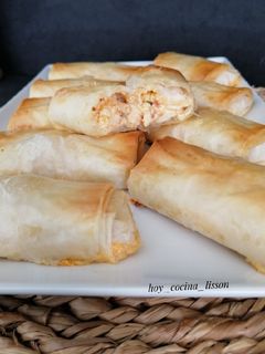Una foto de Rollitos crujientes de salmón ahumado y queso