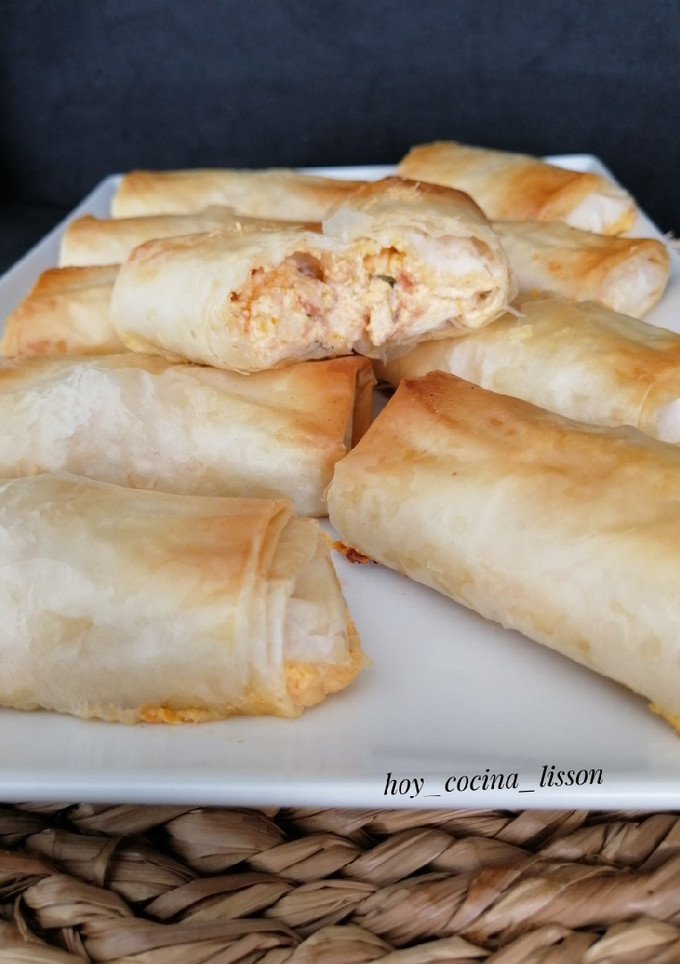 Una foto de Rollitos crujientes de salmón ahumado y queso