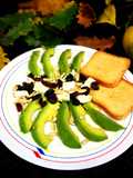 Desayuno de aguacate, queso griego y frutos secos