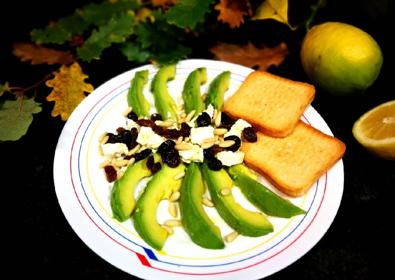Desayuno de aguacate, queso griego y frutos secos