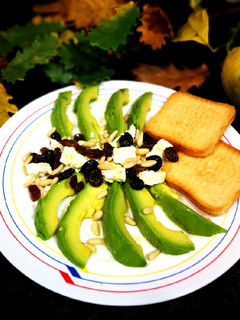Una foto de Desayuno de aguacate, queso griego y frutos secos