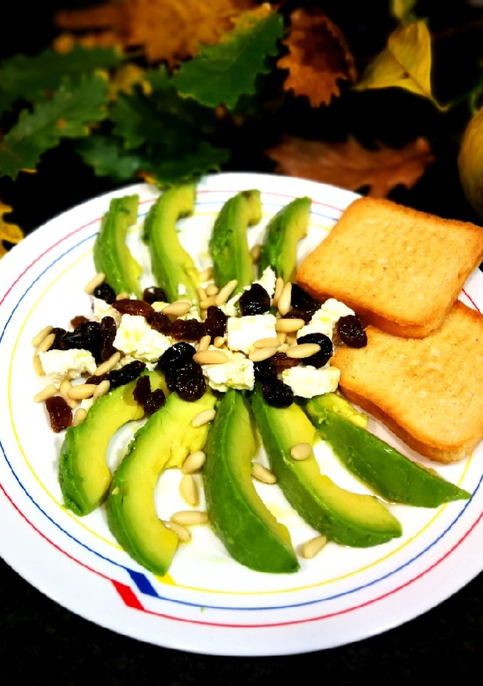 Una foto de Desayuno de aguacate, queso griego y frutos secos
