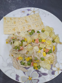 Una foto de Ensalada fría de pollo con verduras mixtas
