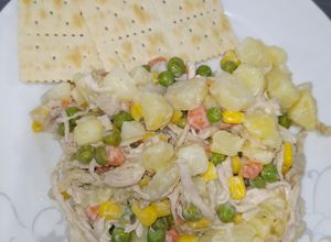 Una foto de Ensalada fría de pollo con verduras mixtas
