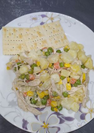 Una foto de Ensalada fría de pollo con verduras mixtas