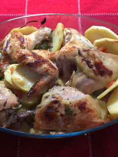 Una foto de Pollo al horno con vegetales